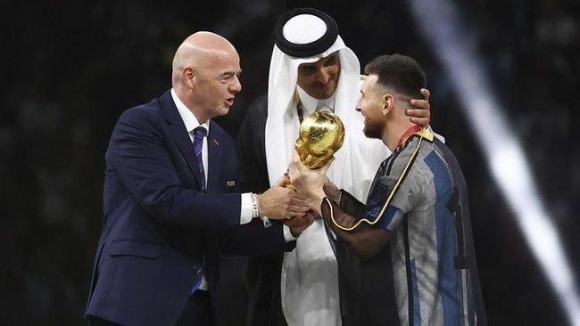 Jadi Kontroversi, Apa Arti Jubah Bisht yang Emir Qatar Beri ke Messi